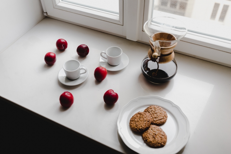 kaboompics_Delicious morning freshly brewed filter coffee with cookies and plum fruits.jpg 参考素材,灵感来源,色彩搭配,
