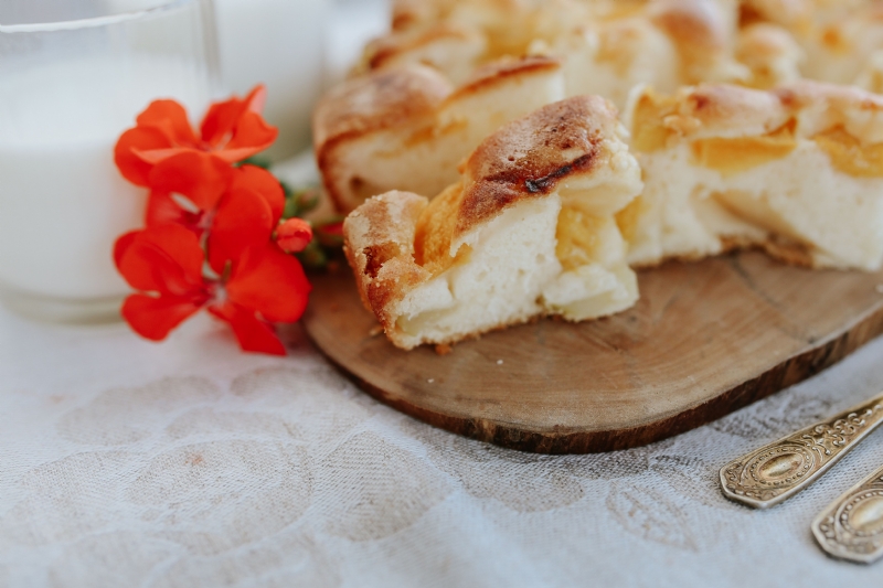 kaboompics_Delicious sponge cake with fruit with milk.jpg 参考素材,灵感来源,色彩搭配,