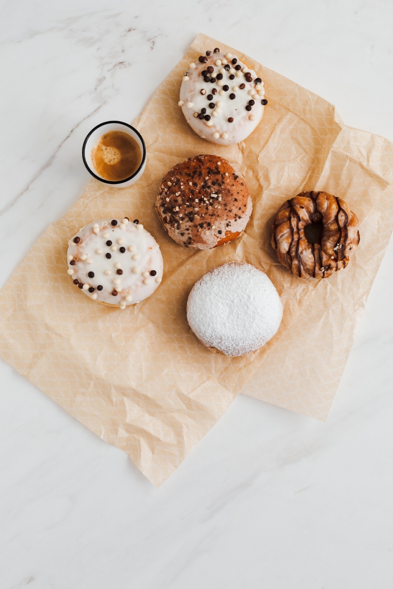 kaboompics_Donuts & P_czki with fruit and coffee.jpg_; filename_=utf-8''kaboompics_Donuts%20%26%20P%C4%85czki%20with%20fruit%20and%20coffee.jpg 参考素材,灵感来源,色彩搭配,