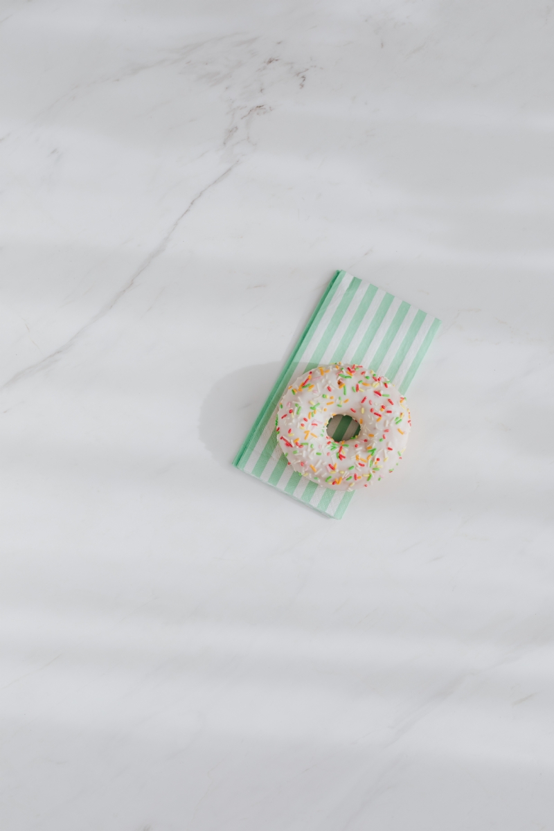 kaboompics_Donuts on paper napkins placed on white marble.jpg 参考素材,灵感来源,色彩搭配,