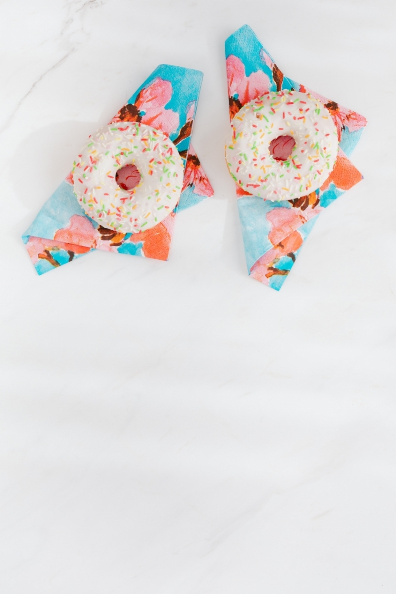 kaboompics_Donuts on paper napkins placed on white marble-2.jpg 参考素材,灵感来源,色彩搭配,
