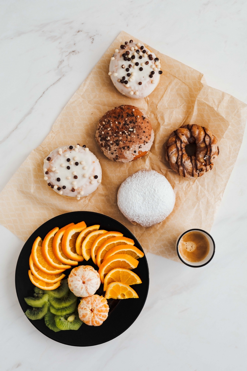kaboompics_Donuts, coffee & plate with fruits_ orange, madarine, kiwi.jpg 参考素材,灵感来源,色彩搭配,
