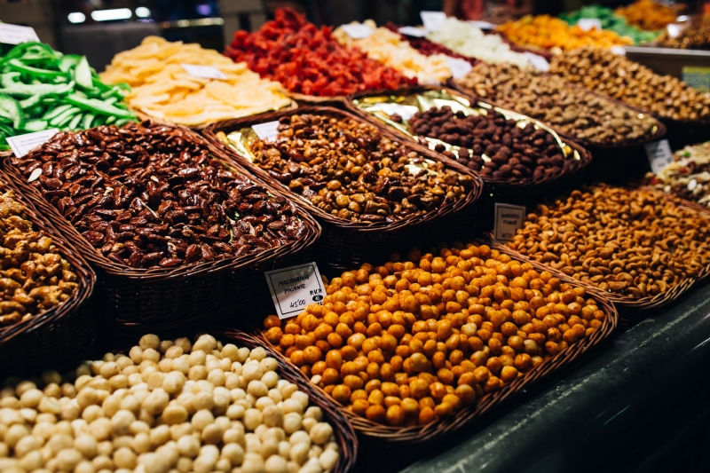 kaboompics_Dried fruits at Mercat de Sant Josep de La boqueria Market in Barcelona.jpg 参考素材,灵感来源,色彩搭配,