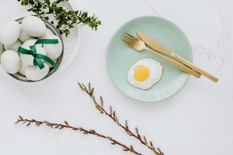 kaboompics_Easter flat lay with green eggs and fried egg on a plate-2.jpg 参考素材,灵感来源,色彩搭配,