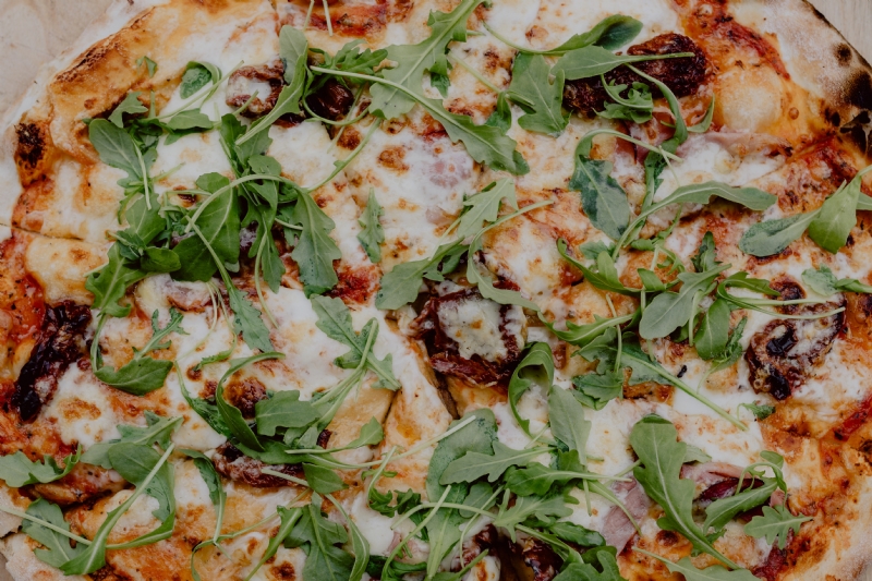 kaboompics_Eating delicious pizza in a cozy restaurant.jpg 参考素材,灵感来源,色彩搭配,