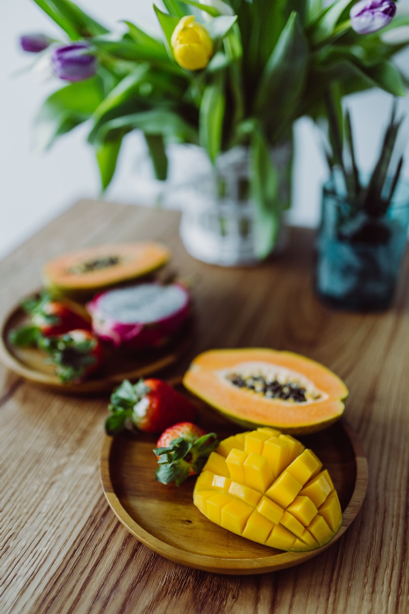 kaboompics_Exotic fruits on a wooden table.jpg 参考素材,灵感来源,色彩搭配,