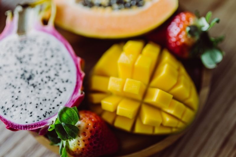 kaboompics_Exotic fruits on a wooden table-2.jpg 参考素材,灵感来源,色彩搭配,