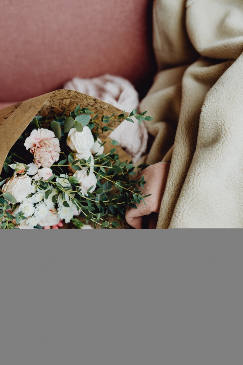 kaboompics_Female and pink bouquet of flowers.jpg 参考素材,灵感来源,色彩搭配,