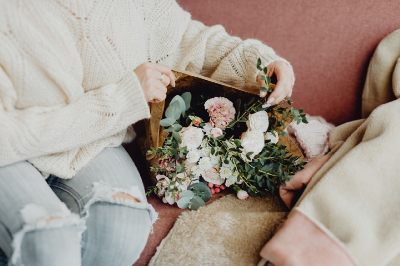 kaboompics_Female and pink bouquet of flowers-2.jpg 参考素材,灵感来源,色彩搭配,