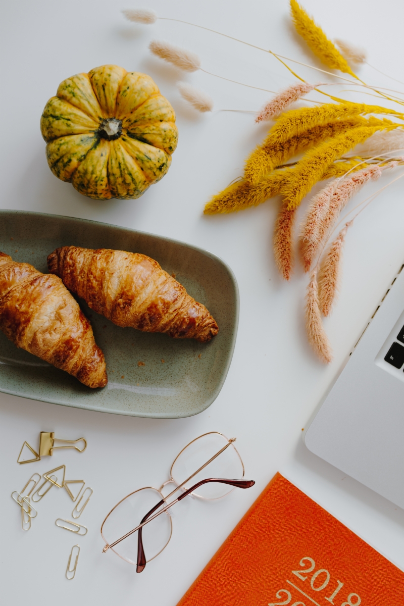 kaboompics_Female desk with orange notebook and pumpkins.jpg 参考素材,灵感来源,色彩搭配,