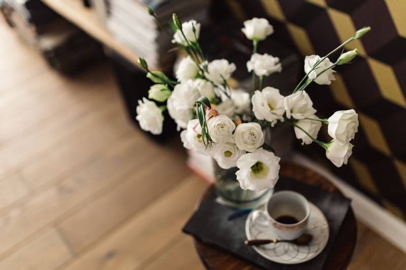 kaboompics_Flowers and cup of coffee.jpg 参考素材,灵感来源,色彩搭配,