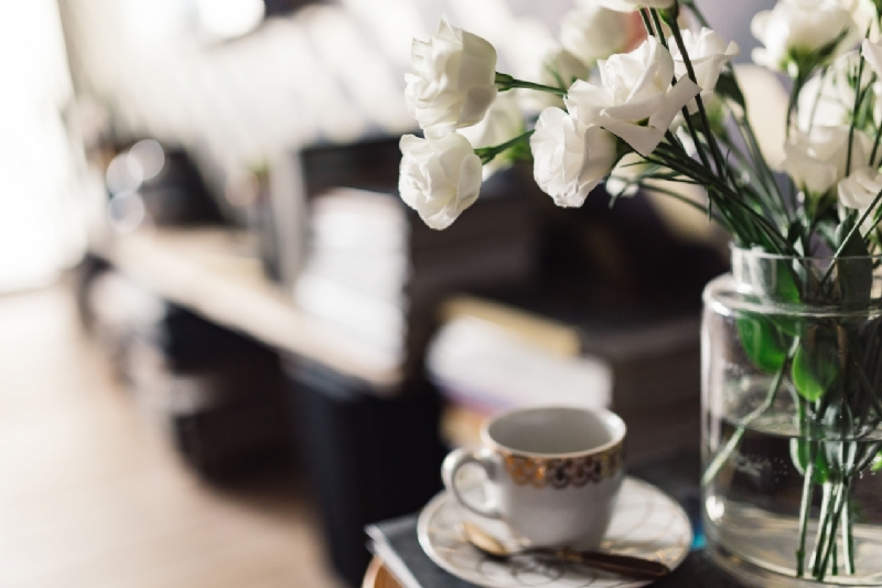 kaboompics_Flowers and cup of coffee-2.jpg 参考素材,灵感来源,色彩搭配,
