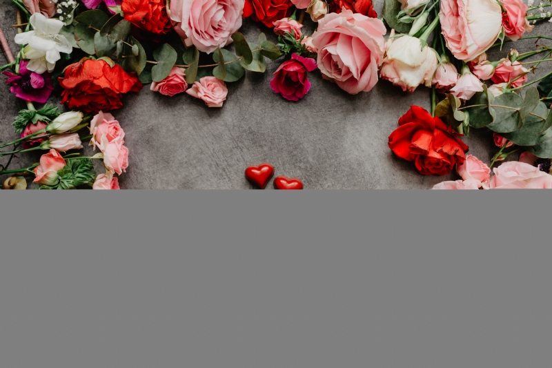 kaboompics_Flowers flat lay with small heart shaped pralines.jpg 参考素材,灵感来源,色彩搭配,