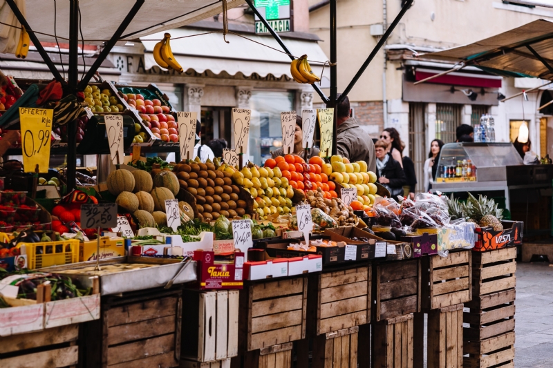 kaboompics_Fruit market with various colorful fresh fruits.jpg 参考素材,灵感来源,色彩搭配,