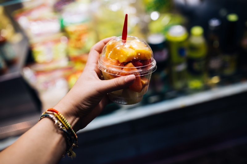 kaboompics_Fruit salad in female hand.jpg 参考素材,灵感来源,色彩搭配,