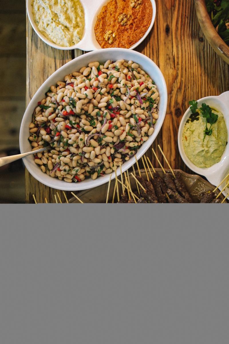 kaboompics_Grilled kofta kebabs and White Bean Salad.jpg 参考素材,灵感来源,色彩搭配,
