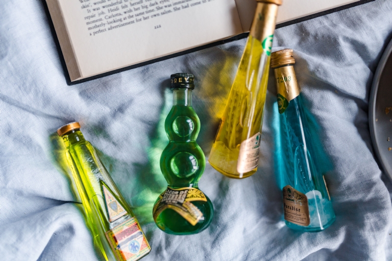 kaboompics_Group of colorful little bottles with liqueurs.jpg 参考素材,灵感来源,色彩搭配,