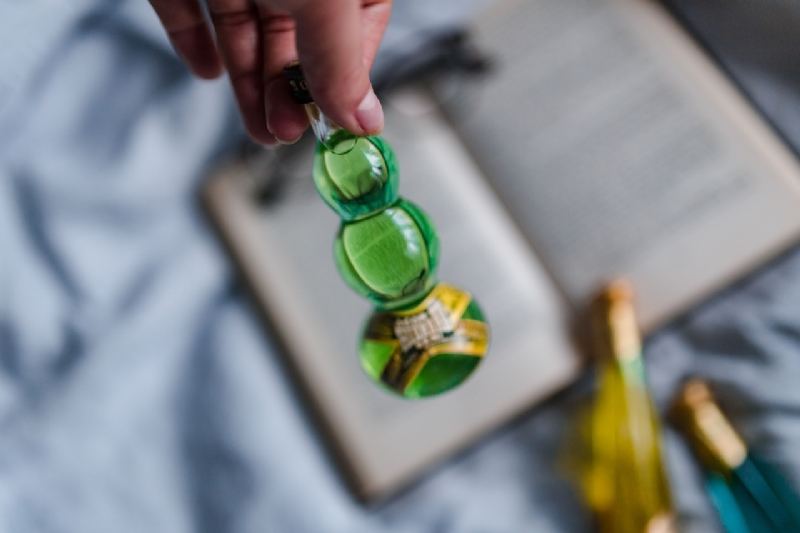 kaboompics_Group of colorful little bottles with liqueurs-2.jpg 参考素材,灵感来源,色彩搭配,