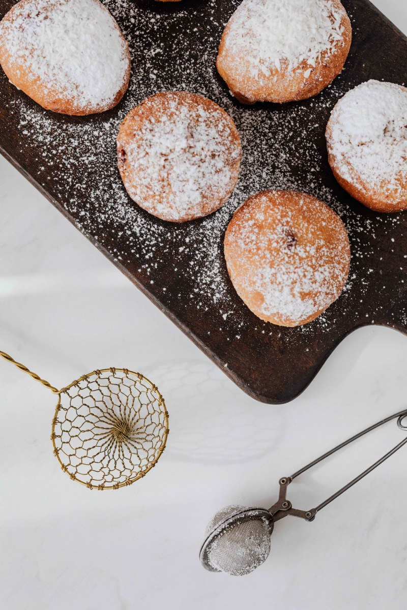 kaboompics_Homemade Polish doughnuts with cherry filling, covered with powdered sugar. Traditional speciality on Fat Thursday in Poland..jpg 参考素材,灵感来源,色彩搭配,