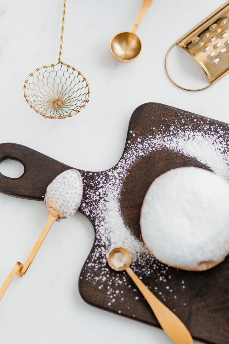 kaboompics_Homemade Raspberry Polish Paczki Donut with Powdered Sugar.jpg 参考素材,灵感来源,色彩搭配,