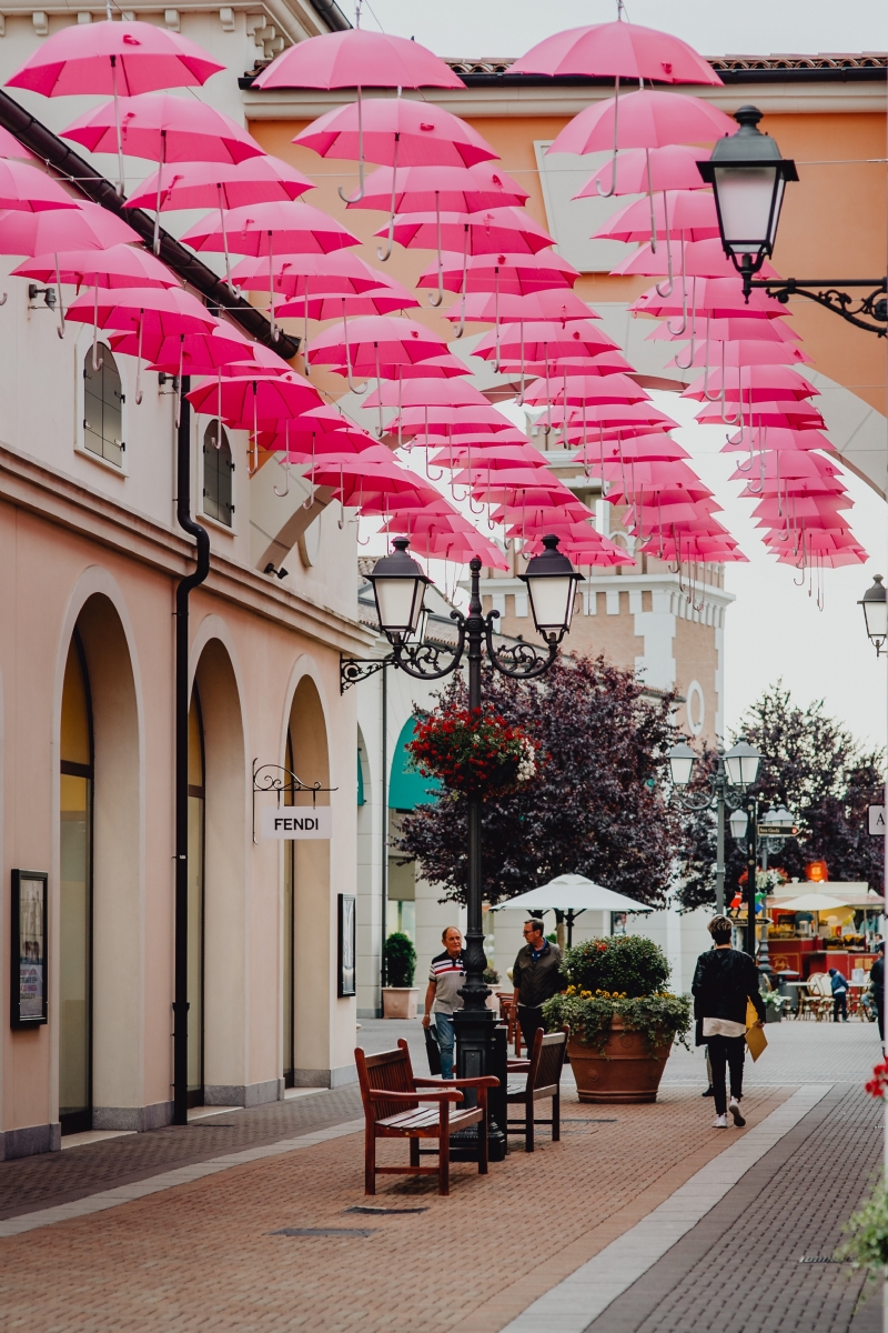 kaboompics_Hundreds of Floating Pink Umbrellas Above a Street.jpg 参考素材,灵感来源,色彩搭配,