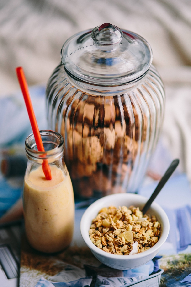 kaboompics_Jar full of walnuts with a fresh healthy shake and musli in a bowl.jpg 参考素材,灵感来源,色彩搭配,