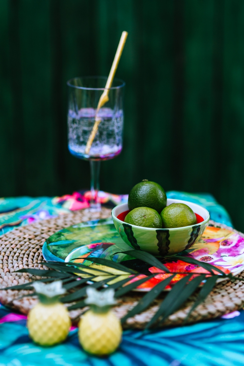 kaboompics_Limes and glass of water with straw.jpg 参考素材,灵感来源,色彩搭配,