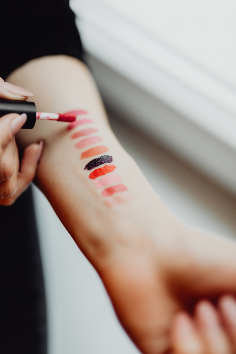 kaboompics_Lipstick swatches on woman hand.jpg 参考素材,灵感来源,色彩搭配,