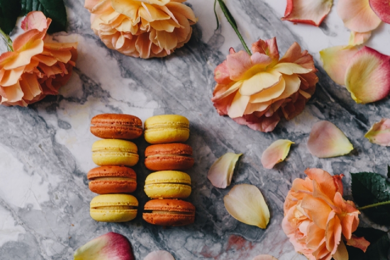 kaboompics_Macaroons, rose petals, marble-2.jpg 参考素材,灵感来源,色彩搭配,