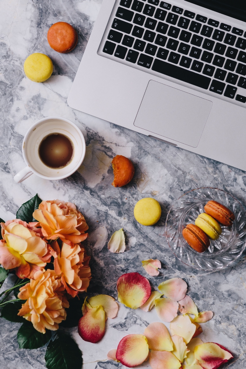 kaboompics_Macaroons, roses, Macbook, coffee, marble.jpg 参考素材,灵感来源,色彩搭配,