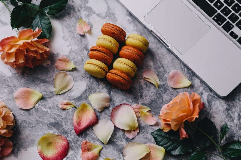 kaboompics_Macaroons, roses, Macbook, coffee, marble-2.jpg 参考素材,灵感来源,色彩搭配,