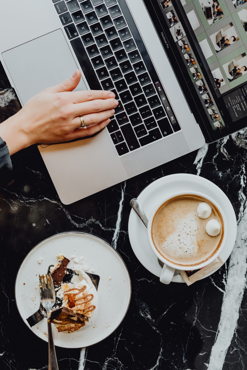 kaboompics_MacBook laptop, coffee and cake with meringue and whipped cream on black marble.jpg 参考素材,灵感来源,色彩搭配,