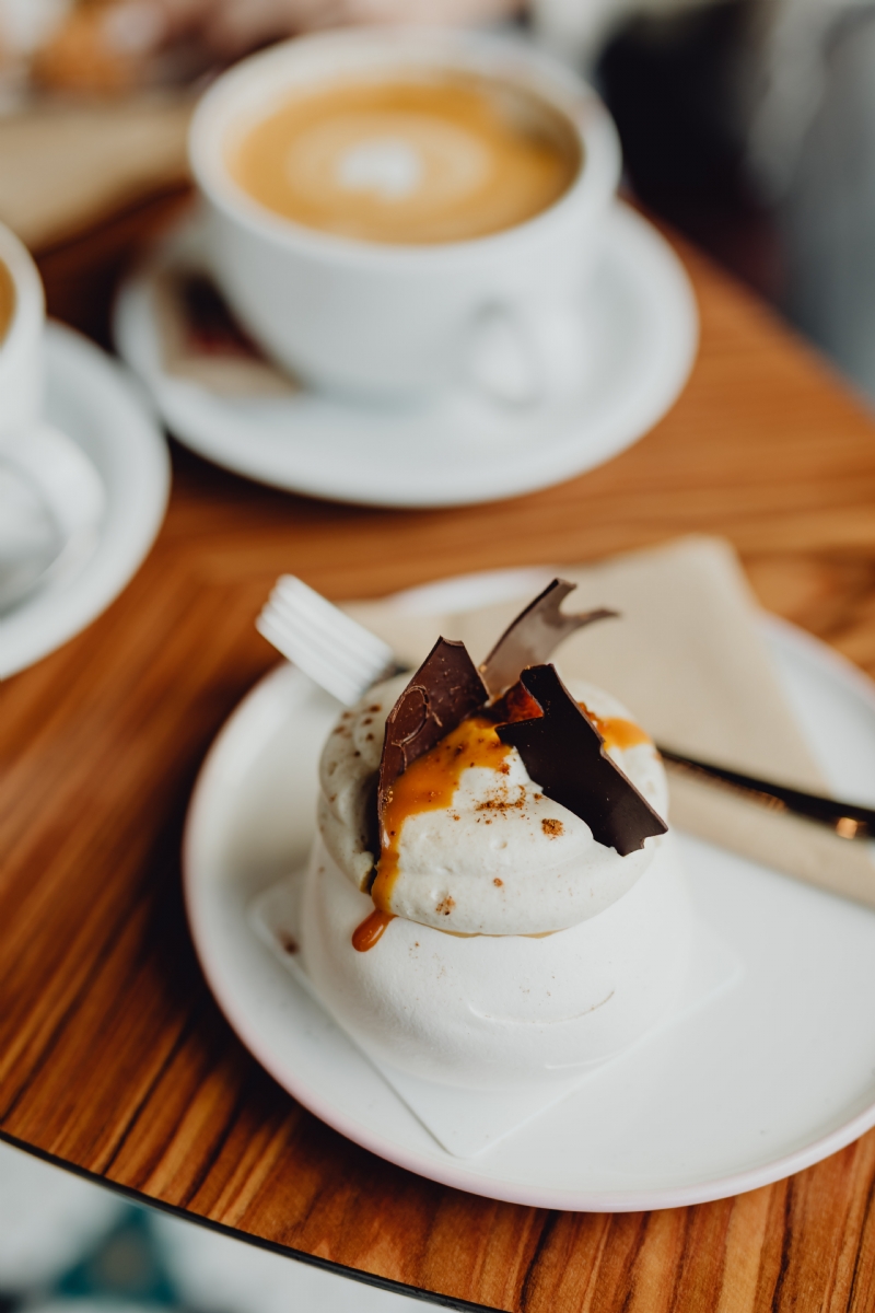 kaboompics_Meringue with chocolate and caramel topping.jpg 参考素材,灵感来源,色彩搭配,