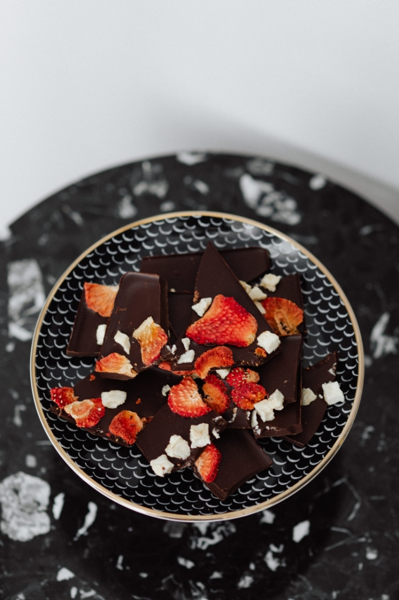 kaboompics_Milk Chocolate with strawberries-2.jpg 参考素材,灵感来源,色彩搭配,
