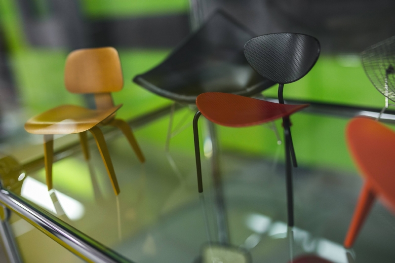 kaboompics_Miniature chairs at an art exhibition.jpg 参考素材,灵感来源,色彩搭配,