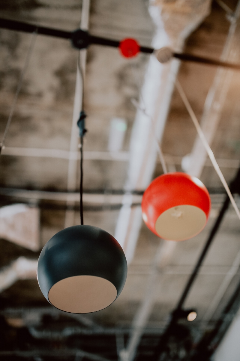 kaboompics_Modern oval chandelier. Bubble metal pendant.jpg 参考素材,灵感来源,色彩搭配,