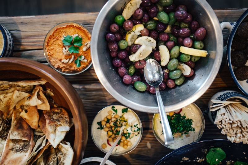 kaboompics_Olives, hummus.jpg 参考素材,灵感来源,色彩搭配,