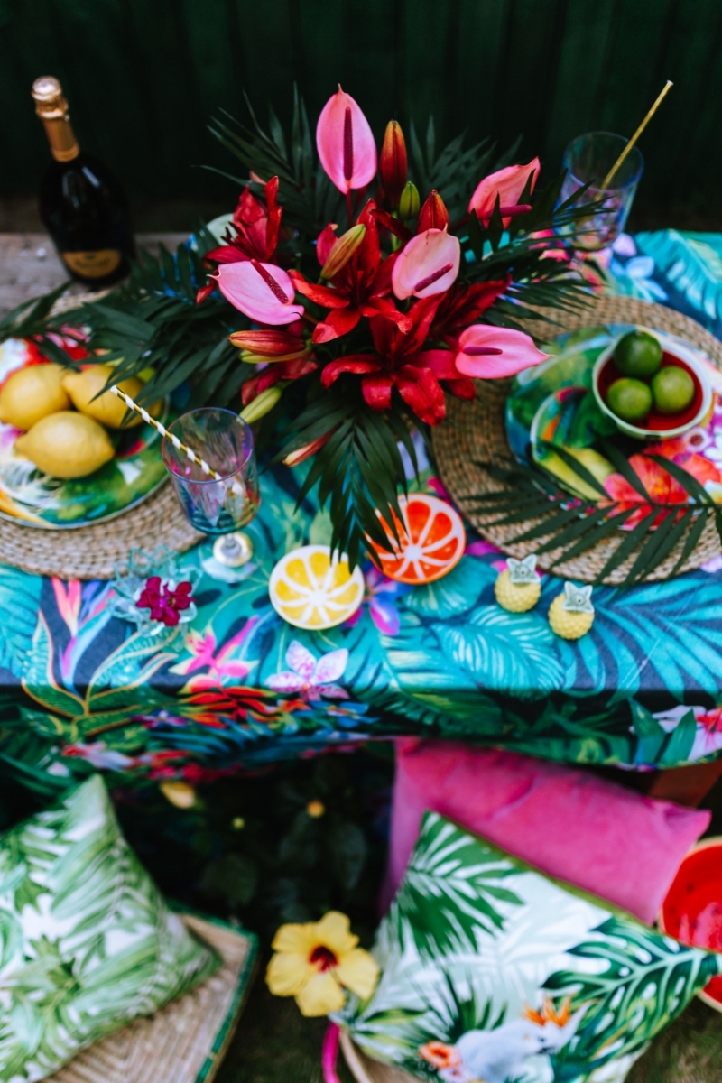 kaboompics_Party Table, Flowers, Lemons, Limes, Drinks, Pillows.jpg 参考素材,灵感来源,色彩搭配,