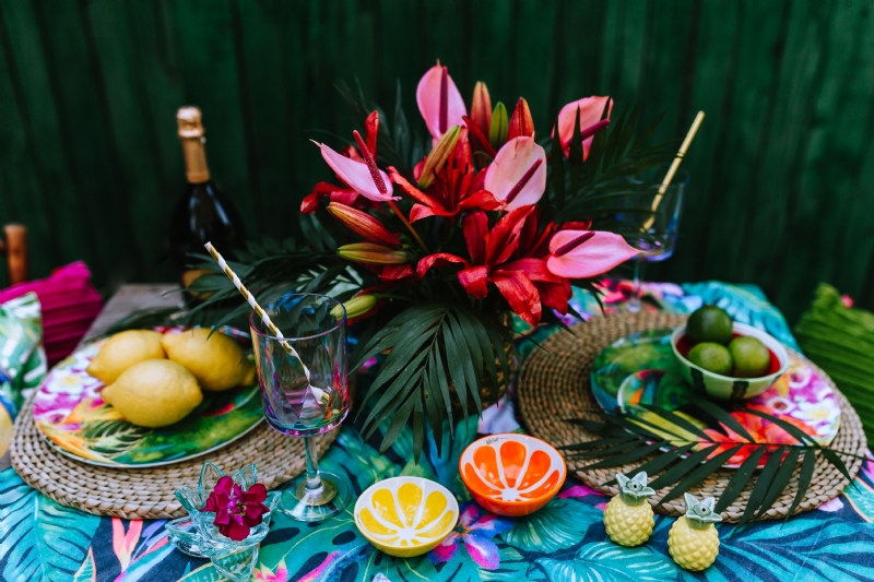 kaboompics_Party Table, Flowers, Lemons, Limes, Drinks.jpg 参考素材,灵感来源,色彩搭配,