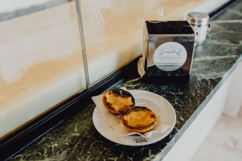 kaboompics_Pastel de nata in Lisbon at Manteigaria.jpg 参考素材,灵感来源,色彩搭配,