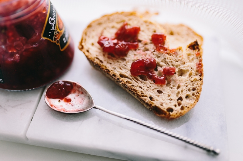 kaboompics_Bread with jam.jpg 参考素材,灵感来源,色彩搭配,