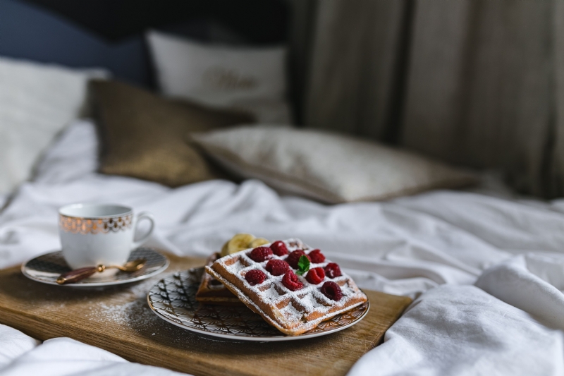 kaboompics_Breakfast in bed - waffles with raspberries and cup of coffee on the tray.jpg 参考素材,灵感来源,色彩搭配,