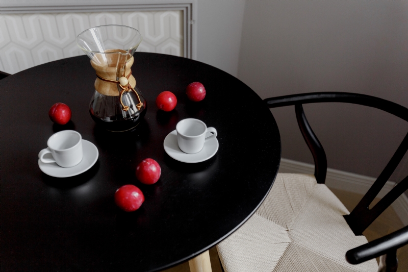 kaboompics_Breakfast served with coffee and plums.jpg 参考素材,灵感来源,色彩搭配,