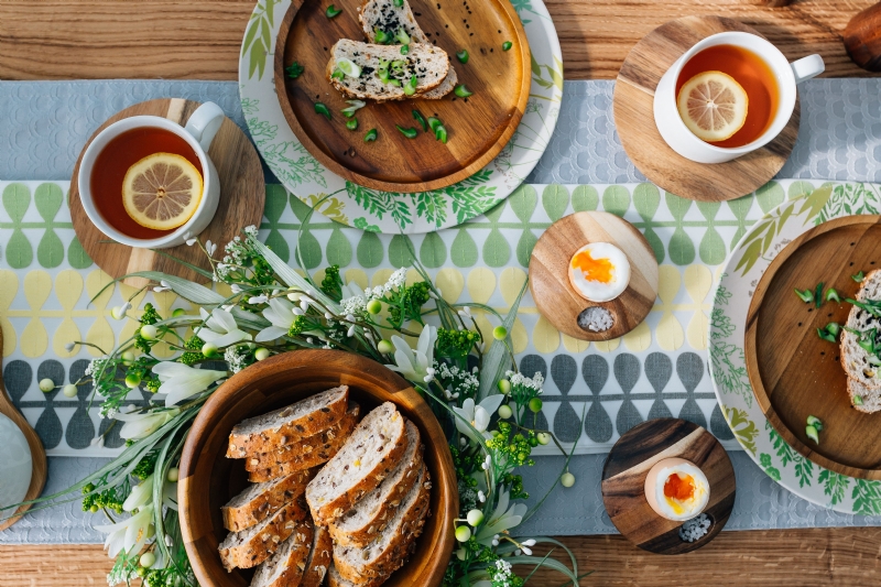 kaboompics_Breakfast served with tea, bread and eggs.jpg 参考素材,灵感来源,色彩搭配,