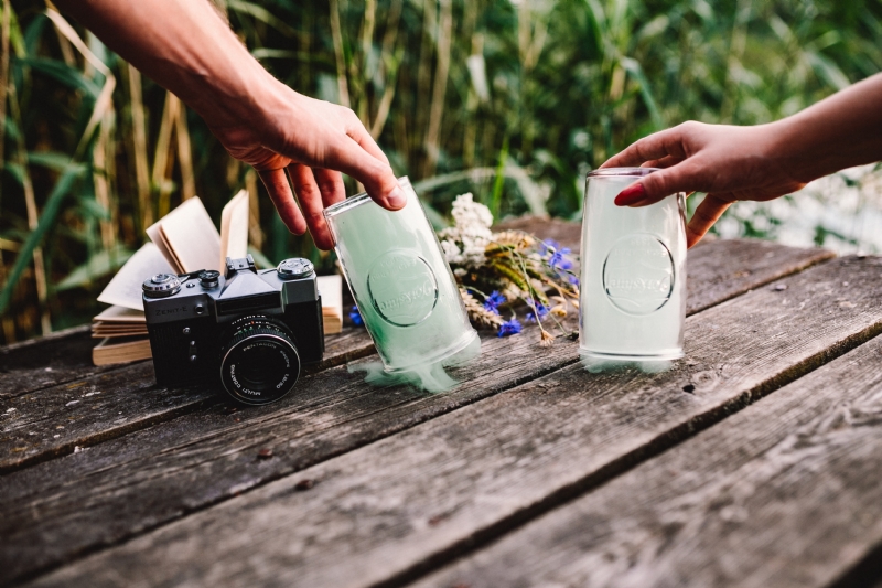 kaboompics_Colorful smoke bomb, book and vintage camera.jpg 参考素材,灵感来源,色彩搭配,