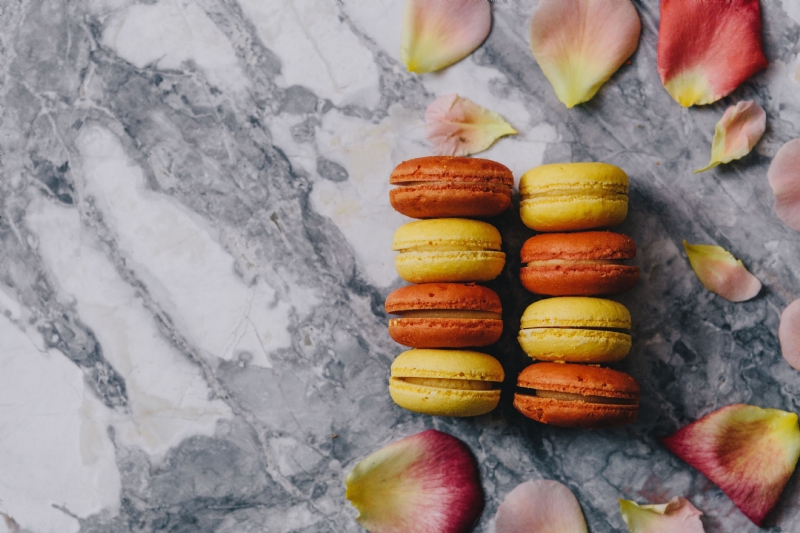 kaboompics_Copyspace, macaroons, rose petals, marble.jpg 参考素材,灵感来源,色彩搭配,
