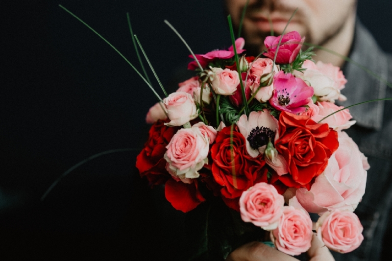 kaboompics_Neatly arranged flowers in a vase-2.jpg 参考素材,灵感来源,色彩搭配,