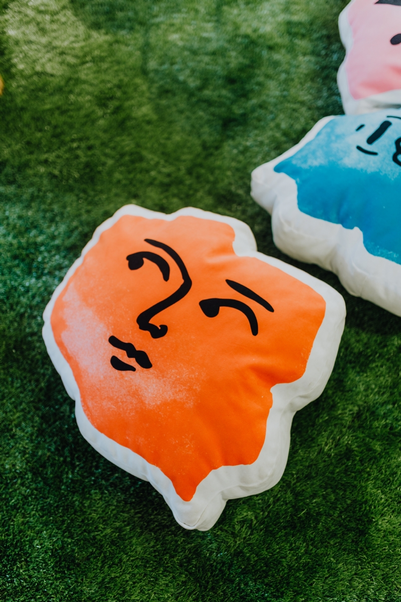 kaboompics_Poland shaped pillows with faces.jpg 参考素材,灵感来源,色彩搭配,