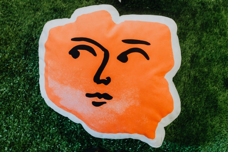 kaboompics_Poland shaped pillows with faces-2.jpg 参考素材,灵感来源,色彩搭配,