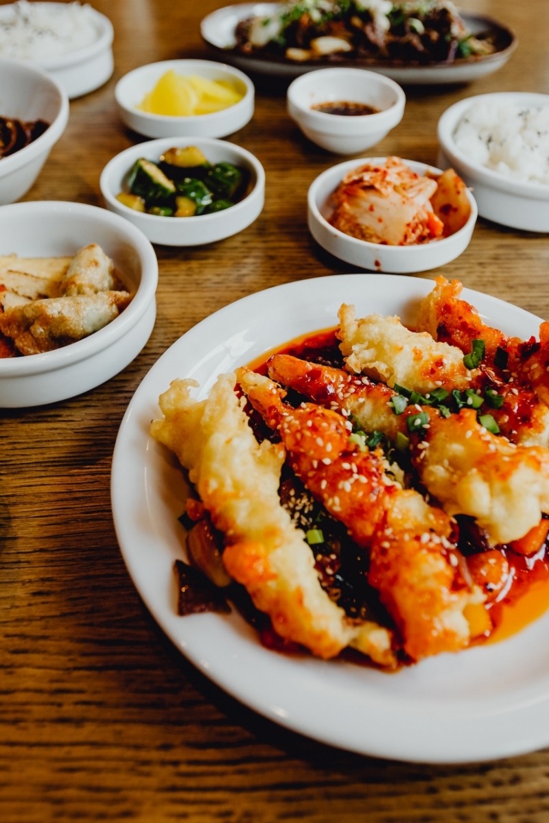 kaboompics_Prawns tempura with sweet chili dip - Ssaeu kkanpunggi.jpg 参考素材,灵感来源,色彩搭配,